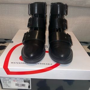 Black leather bootie. Waterproof.
